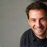 Portrait de Thomas Fabre satisfait de ses meubles sur-mesure